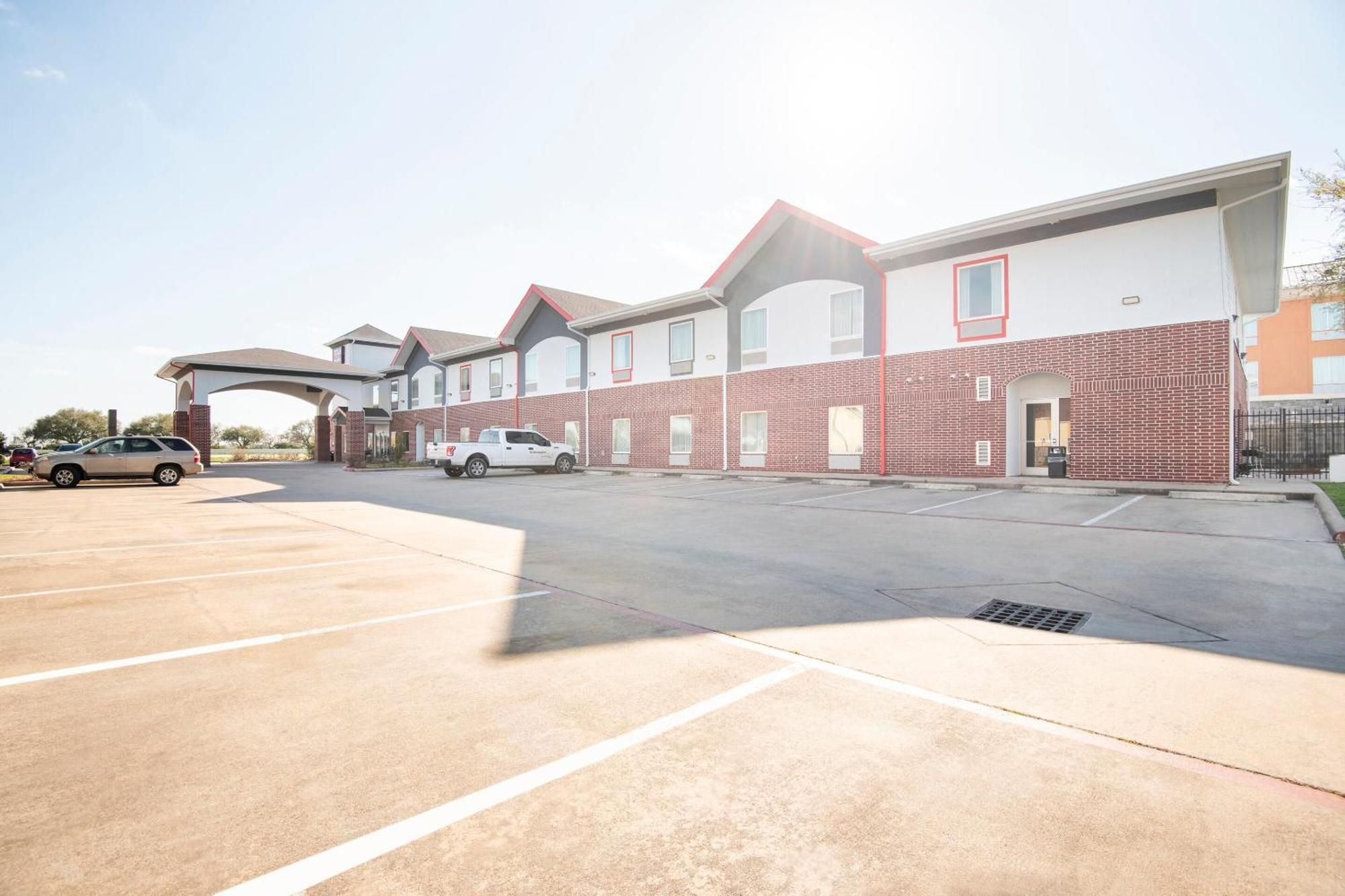 Oyo Townhouse Clute Lake Jackson Exterior photo