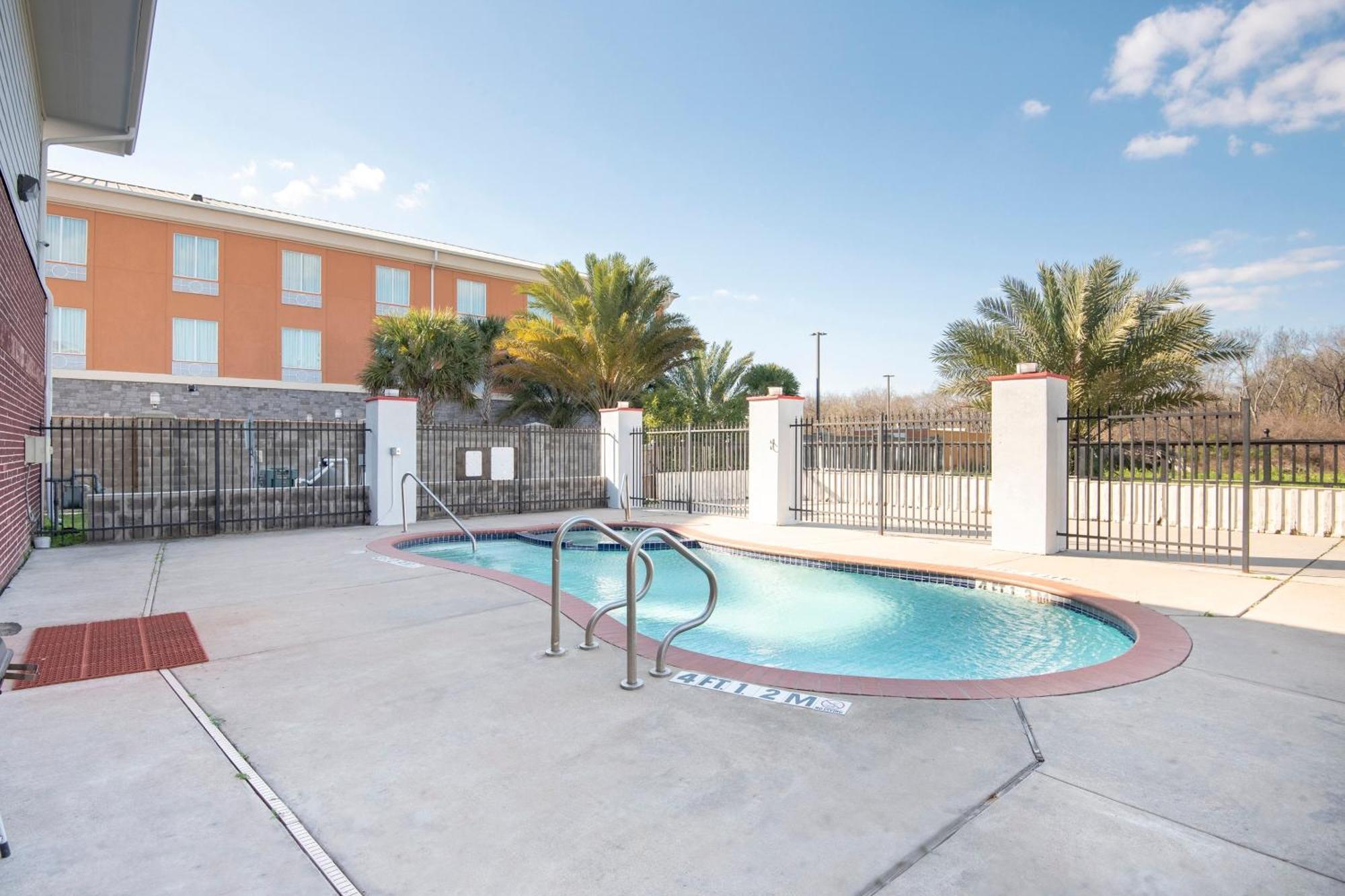 Oyo Townhouse Clute Lake Jackson Exterior photo
